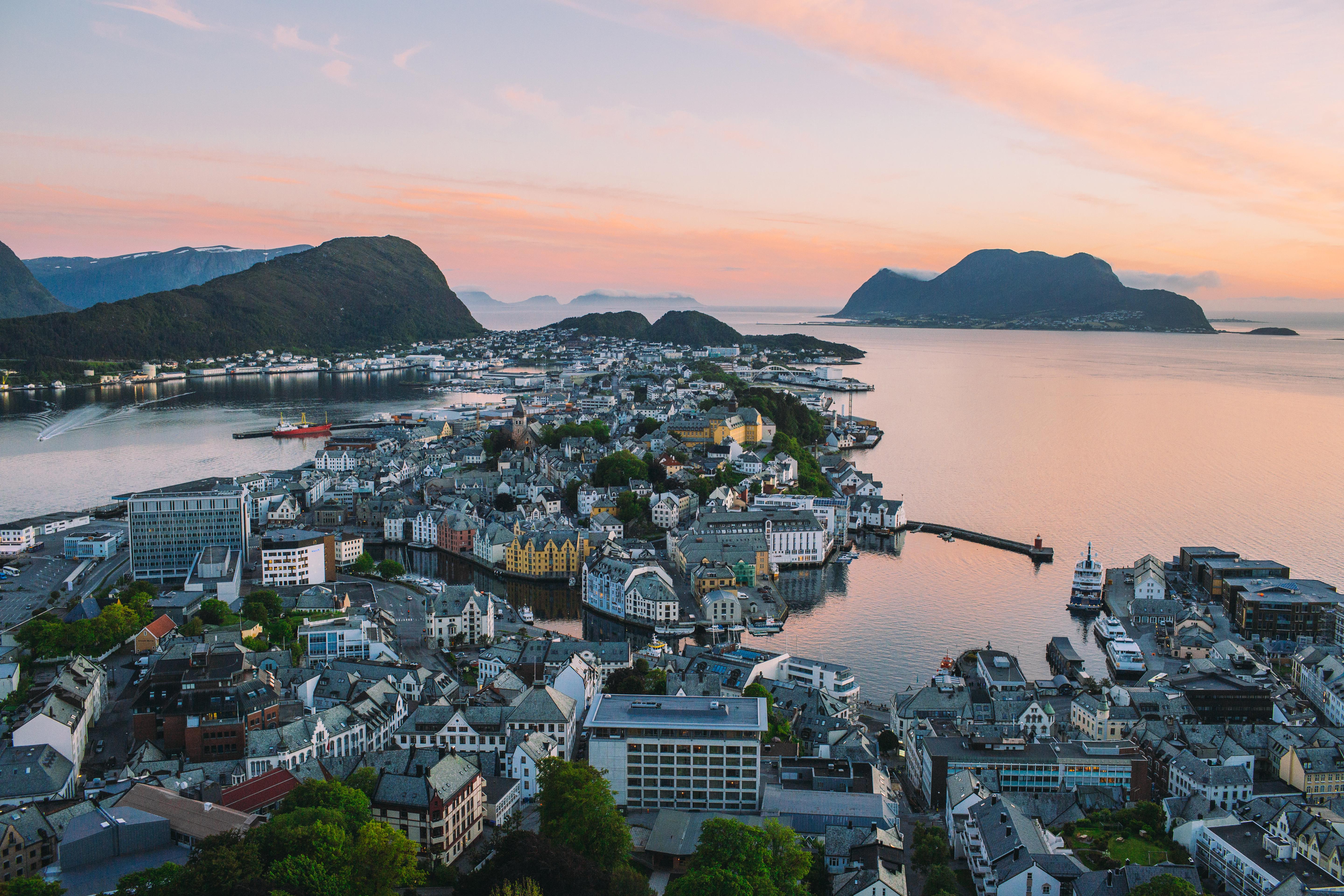 visitnorway-aksla-viewpoint-alesund-norway-4066797.jpg