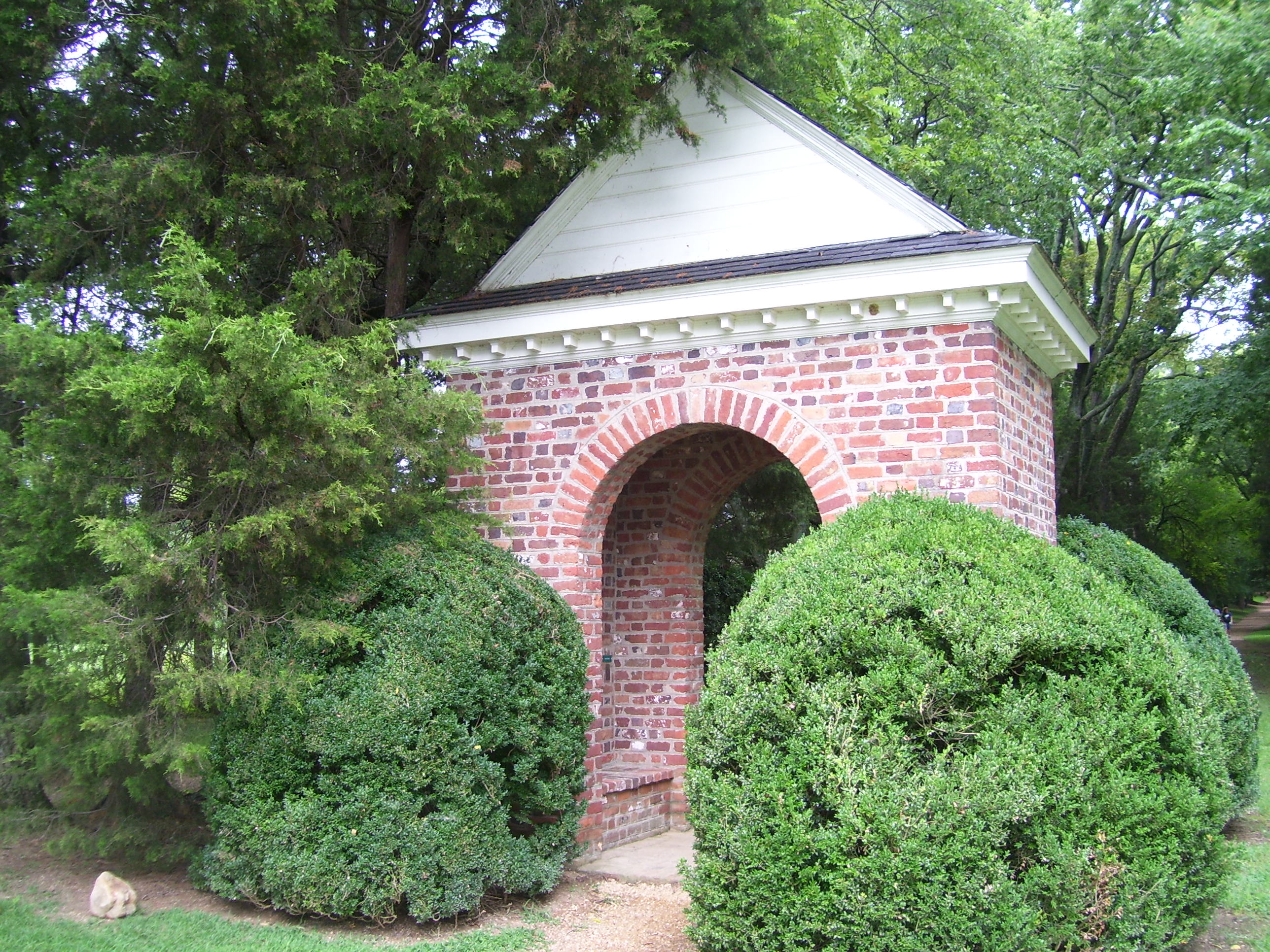 Berkeley_Plantation,_Shrine_marking_1st_Thanksgiving_in_America.jpg