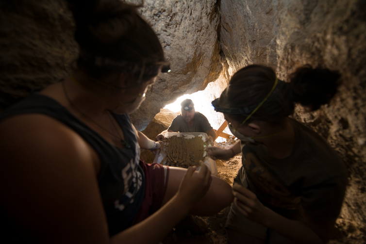 Creating a virtual reality prototype of the Cache cave