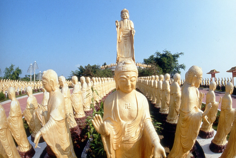 Fo-Guang-Shan-statues.jpg