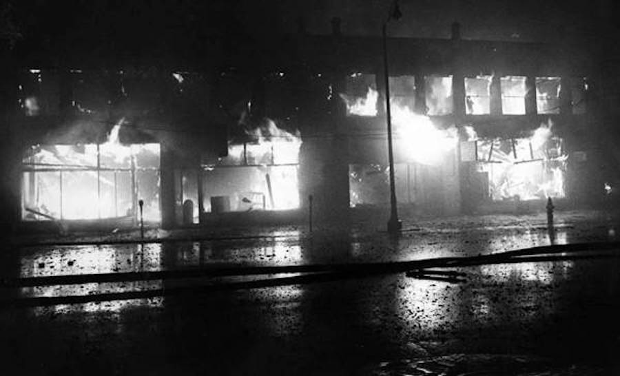 Buildings_on_fire_in_Glenville_during_riots_of_1968-wr.jpg