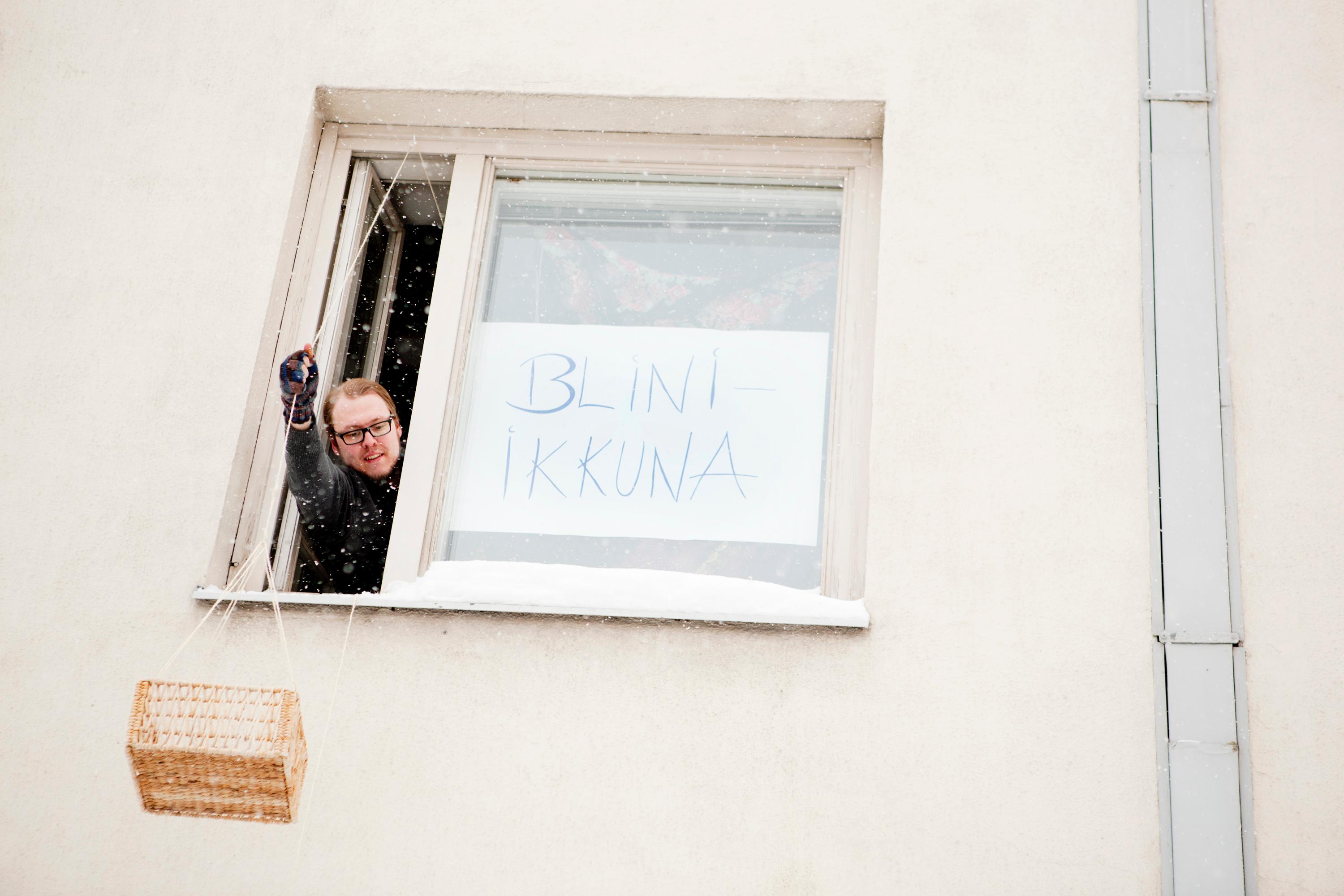 Esko Murto serving blinis and tea at Sörnäinen