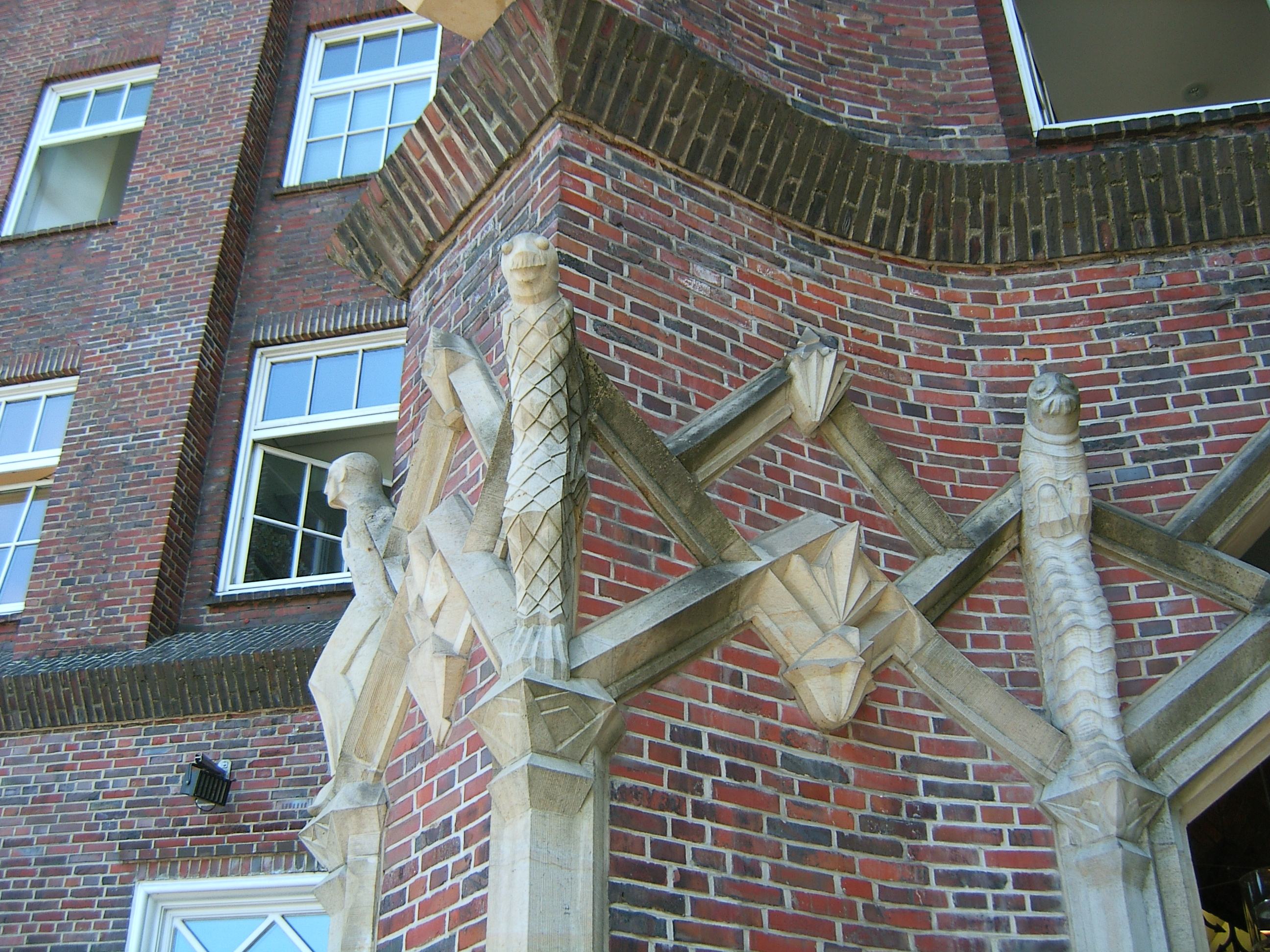 Sculptures at the Meßberghof in Hamburg-Altstadt