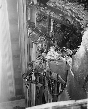 Bomber_Crashed_into_Empire_State_Building_1945_EDIT.jpg