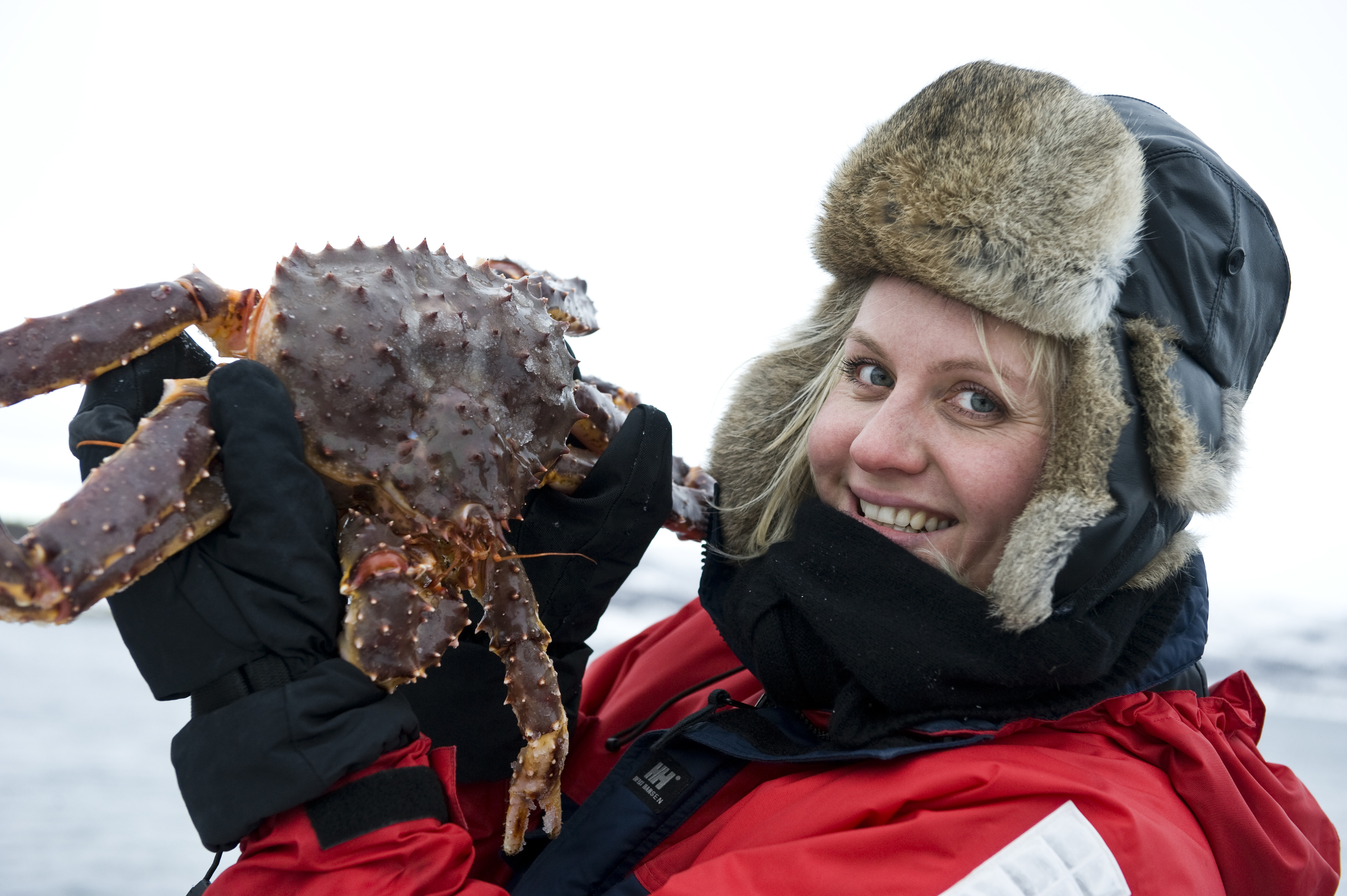 Girl-with-king-crab-Kirkenes-072009-99-0057.jpg