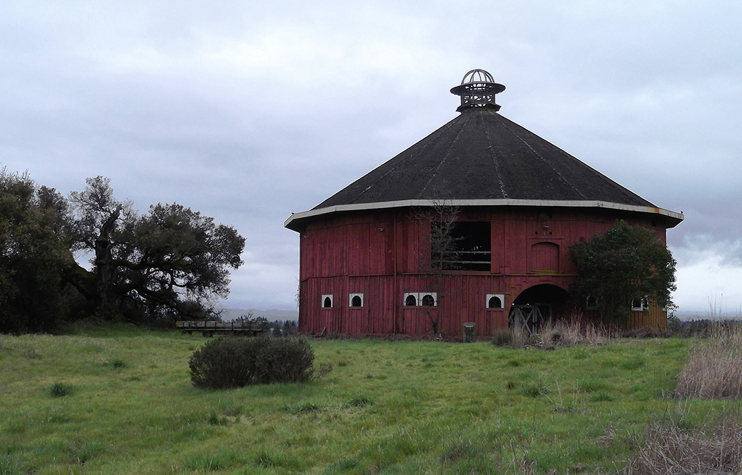 Fountaingrove_Round_Barn_-_Flickr_-_brewbooks.jpg