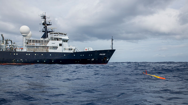 Chasing-the-underwater-long-range-robot.jpg
