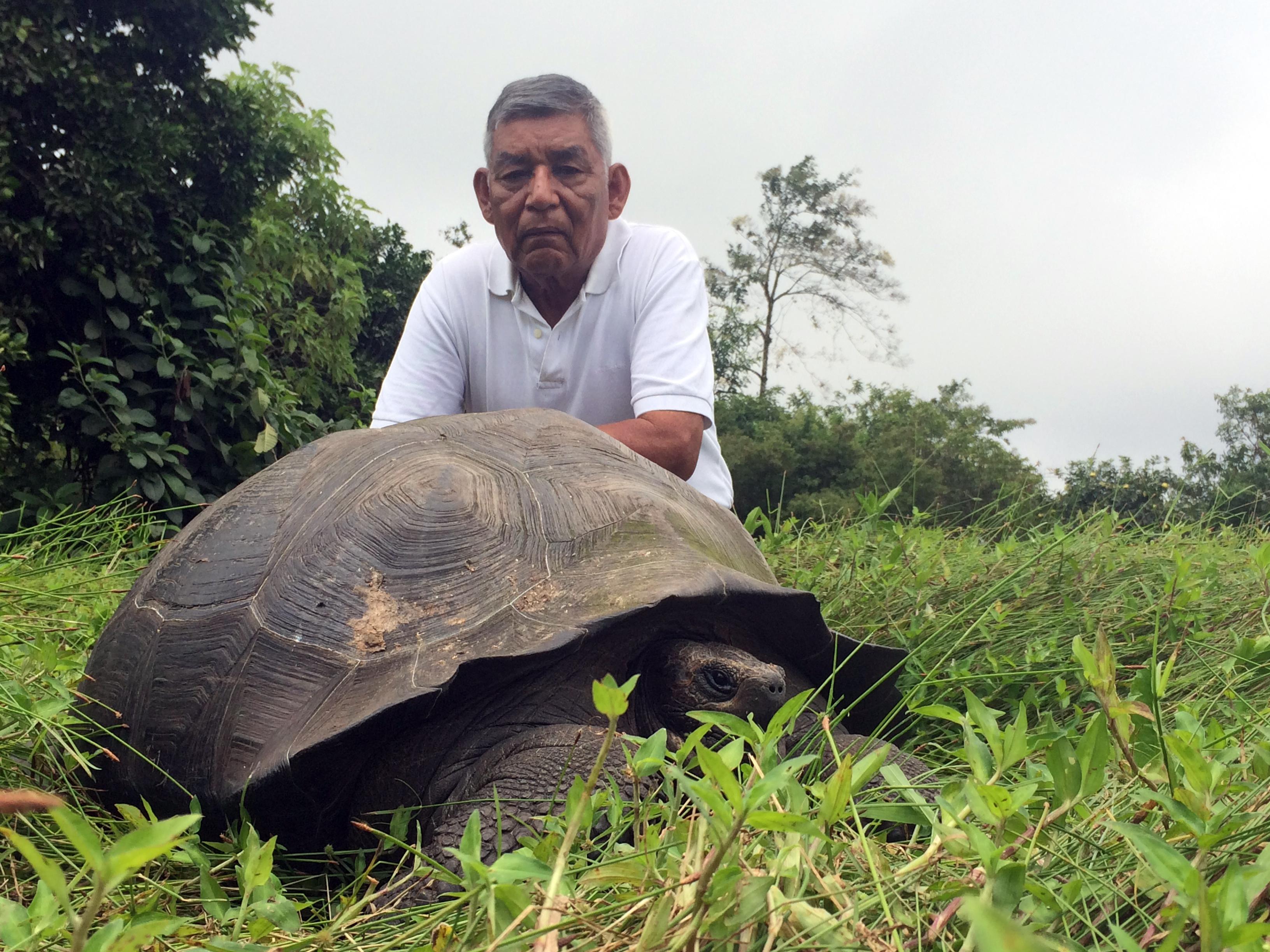 Don_Fausto_w_eastern_santa_cruz_tortoise.jpg