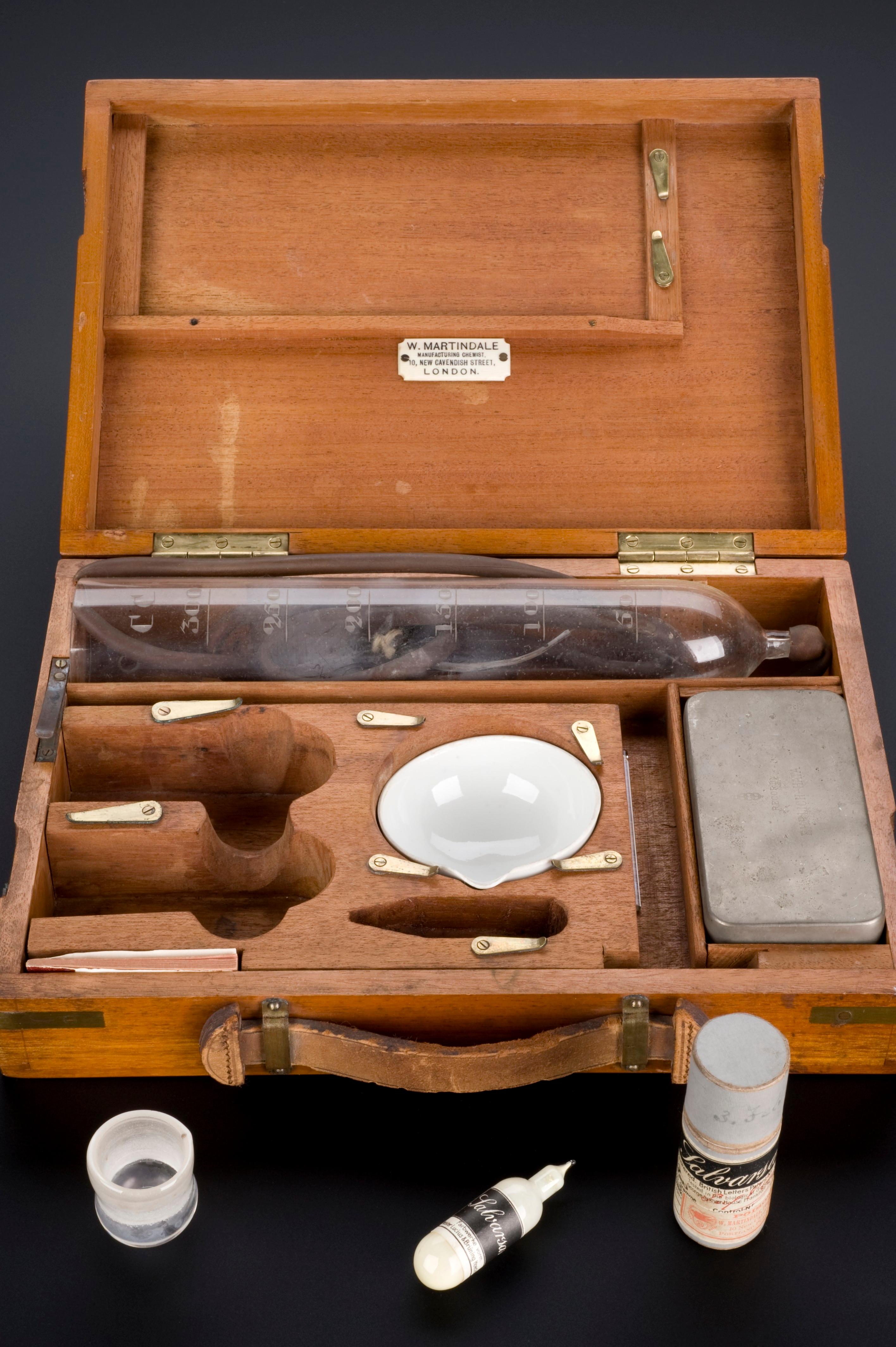 Salvarsan_treatment_kit_for_syphilis,_Germany,_1909-1912_Wellcome_L0057814 (1).jpg