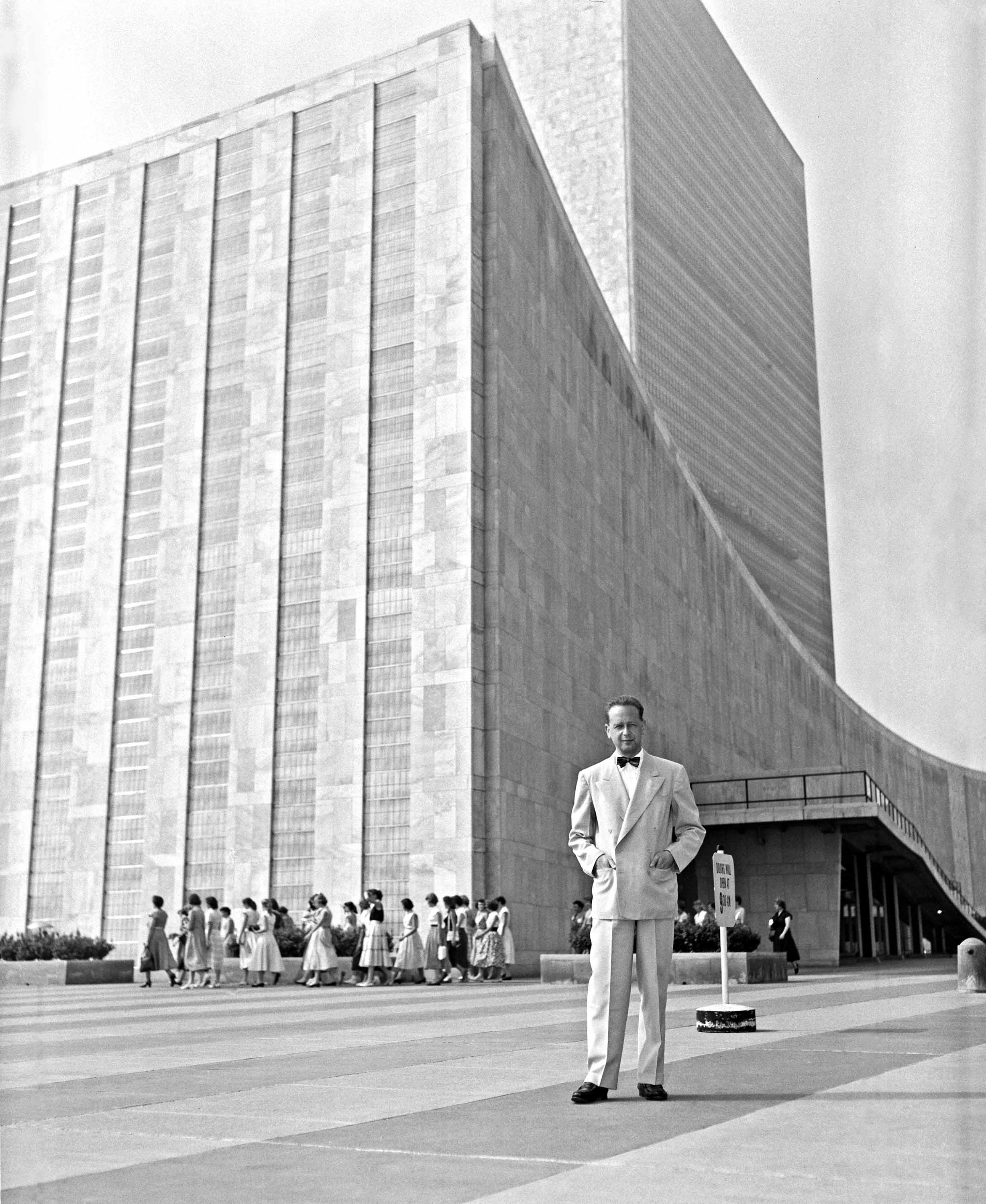 Dag_Hammarskjold_outside_the_UN_building.jpg